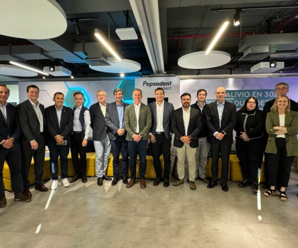 Nuestro ciclo exclusivo para gerentes generales, en un espacio de conversación de alto nivel, donde se abordan experiencias concretas sobre cómo avanzar en sostenibilidad desde los distintos ámbitos de la estrategia del negocio. A través del intercambio entre pares, buscamos impulsar la transformación que las empresas necesitan para responder a los desafíos actuales y proyectarse con propósito en el largo plazo.
También tenemos el ciclo exclusivo para gerentes de sostenibilidad y asuntos corporativos, un espacio diseñado especialmente para quienes lideran estas agendas dentro de sus organizaciones. En cada encuentro, será un gerente general quien compartirá su experiencia para abrir la conversación.
